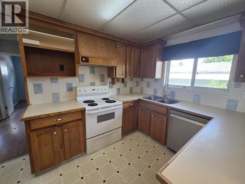 2784 Fairview Crescent, Prince George, BC - Indoor Photo Showing Kitchen With Double Sink