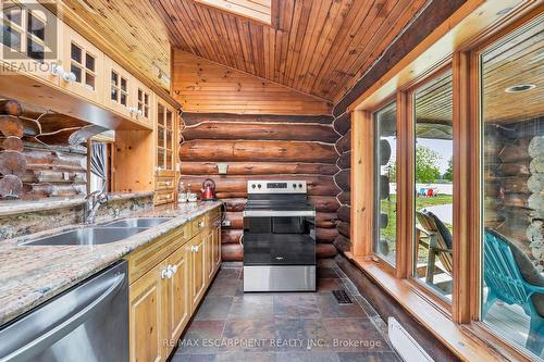 678 Chantler Road, Pelham, ON - Indoor Photo Showing Kitchen With Double Sink