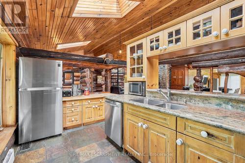 678 Chantler Road, Pelham, ON - Indoor Photo Showing Kitchen With Double Sink