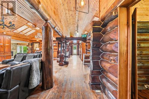 678 Chantler Road, Pelham, ON - Indoor Photo Showing Other Room