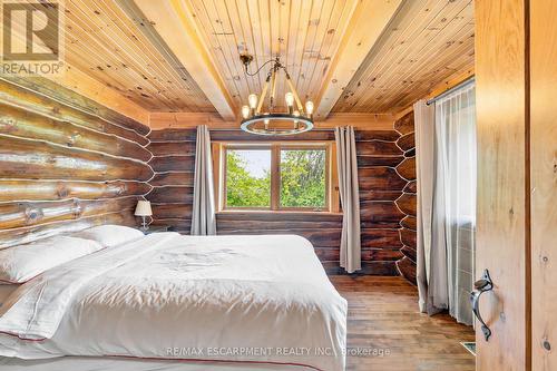 678 Chantler Road, Pelham, ON - Indoor Photo Showing Bedroom