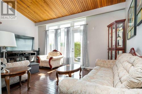 Wood-clad Vaulted Ceiling - 66 - 351 Military Trail, Toronto, ON - Indoor Photo Showing Living Room