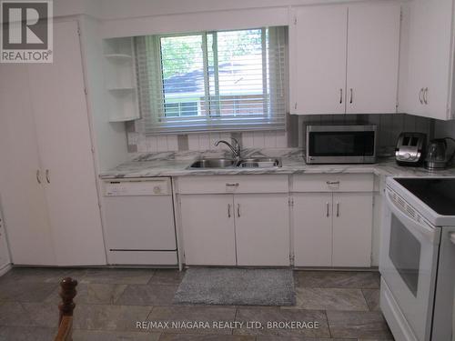 EAT-IN KITCHEN - 1452 Garrison Road, Fort Erie (Crescent Park), ON - Indoor Photo Showing Kitchen With Double Sink