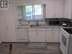 EAT-IN KITCHEN - 