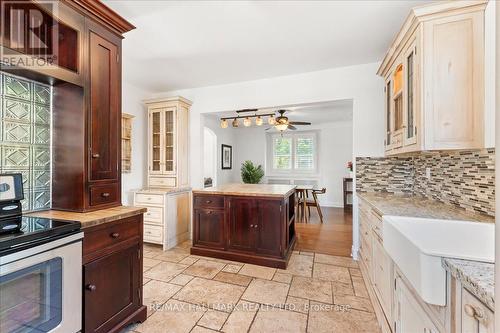 62 Tuxedo Avenue S, Hamilton, ON - Indoor Photo Showing Kitchen