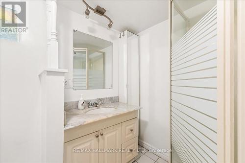 62 Tuxedo Avenue S, Hamilton, ON - Indoor Photo Showing Bathroom