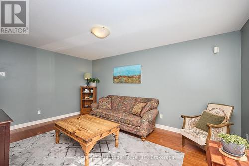 4 Arlene Street, St. Catharines (Rykert/Vansickle), ON - Indoor Photo Showing Living Room