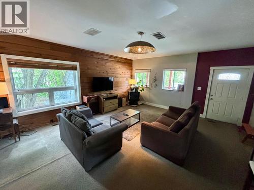 408 Third Street W, Revelstoke, BC - Indoor Photo Showing Living Room