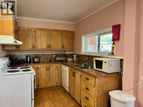 408 Third Street W, Revelstoke, BC - Indoor Photo Showing Kitchen With Double Sink