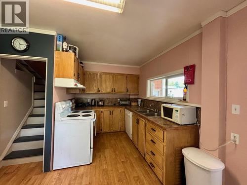 408 Third Street W, Revelstoke, BC - Indoor Photo Showing Kitchen With Double Sink