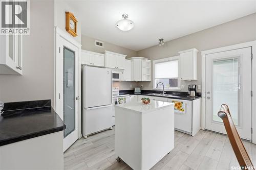 8 320 3Rd Street, Osler, SK - Indoor Photo Showing Kitchen