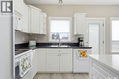 8 320 3Rd Street, Osler, SK - Indoor Photo Showing Kitchen With Double Sink