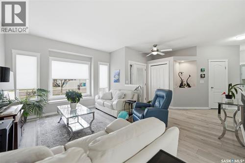 8 320 3Rd Street, Osler, SK - Indoor Photo Showing Living Room