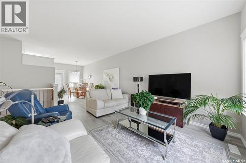 8 320 3Rd Street, Osler, SK - Indoor Photo Showing Living Room
