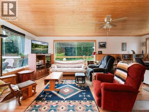 52 Lakeview Road, Whitehorse South, YT - Indoor Photo Showing Living Room