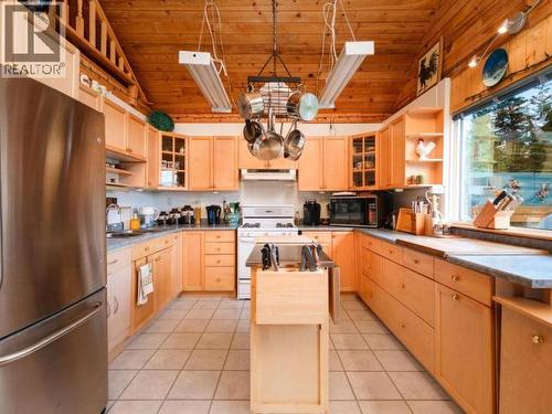 52 Lakeview Road, Whitehorse South, YT - Indoor Photo Showing Kitchen