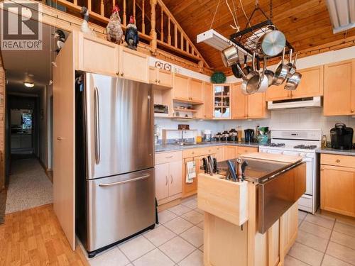 52 Lakeview Road, Whitehorse South, YT - Indoor Photo Showing Kitchen
