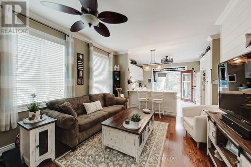 23 Covington Blue Crescent, Wasaga Beach, ON - Indoor Photo Showing Living Room