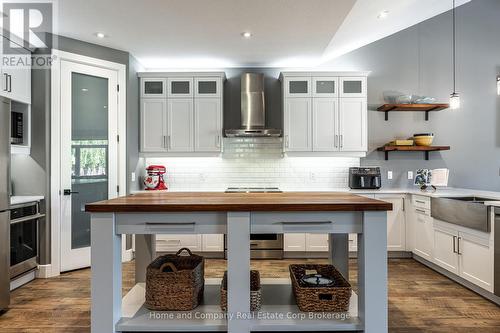 3206 Vivian Line 37 Street, Stratford, ON - Indoor Photo Showing Kitchen With Upgraded Kitchen