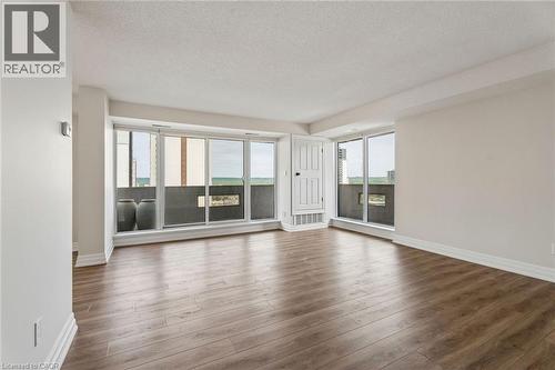 67 Caroline Street S Unit# 1304, Hamilton, ON - Indoor Photo Showing Living Room
