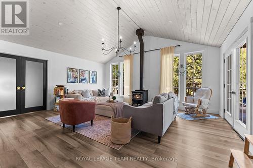 36 Hillcrest Avenue, Killaloe, Hagarty And Richards, ON - Indoor Photo Showing Living Room