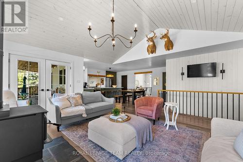 36 Hillcrest Avenue, Killaloe, Hagarty And Richards, ON - Indoor Photo Showing Living Room