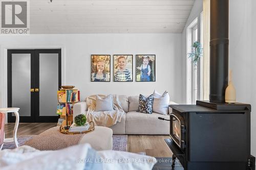 36 Hillcrest Avenue, Killaloe, Hagarty And Richards, ON - Indoor Photo Showing Living Room