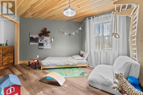 36 Hillcrest Avenue, Killaloe, Hagarty And Richards, ON - Indoor Photo Showing Bedroom