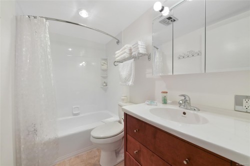 #111-9560 Fifth St, Sidney, BC - Indoor Photo Showing Bathroom