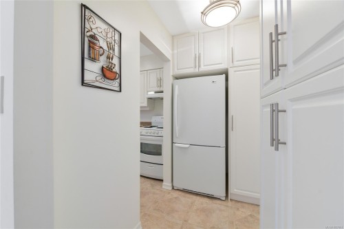 #111-9560 Fifth St, Sidney, BC - Indoor