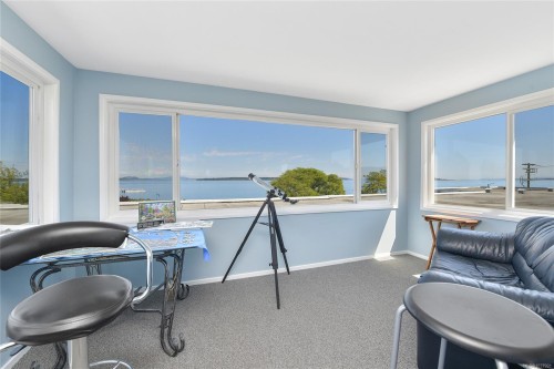 #111-9560 Fifth St, Sidney, BC - Indoor
