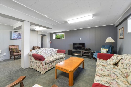 #111-9560 Fifth St, Sidney, BC - Indoor