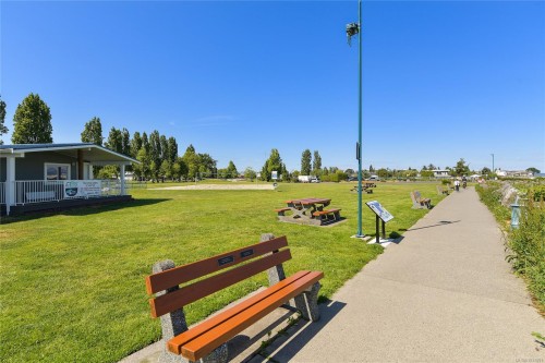 #111-9560 Fifth St, Sidney, BC - Outdoor