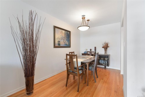 #111-9560 Fifth St, Sidney, BC - Indoor Photo Showing Dining Room