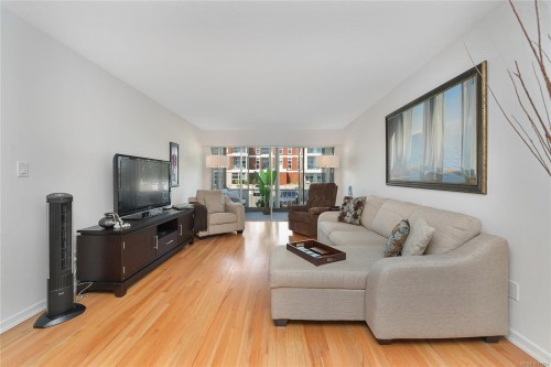 #111-9560 Fifth St, Sidney, BC - Indoor Photo Showing Living Room