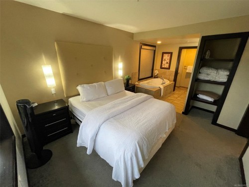 #234-1175 Resort Dr, Parksville, BC - Indoor Photo Showing Bedroom