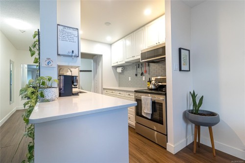 #102-1745 Leighton Rd, Victoria, BC - Indoor Photo Showing Kitchen