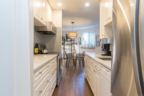 #102-1745 Leighton Rd, Victoria, BC - Indoor Photo Showing Kitchen