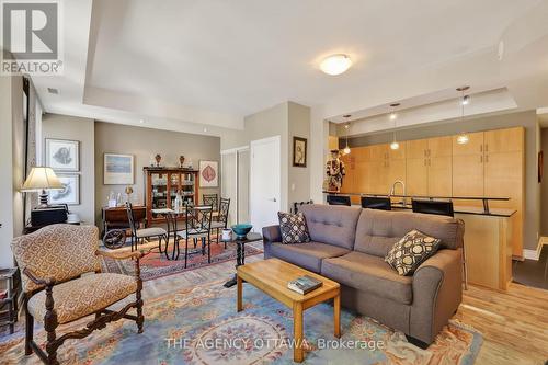 Open-concept living and dining space - 905 - 85 Bronson Avenue, Ottawa, ON - Indoor Photo Showing Living Room