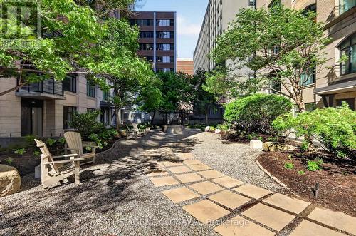 Peaceful outdoor seating area - 905 - 85 Bronson Avenue, Ottawa, ON - Outdoor