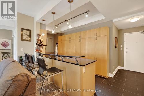 Kitchen with breakfast bar - 905 - 85 Bronson Avenue, Ottawa, ON - Indoor