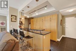 Kitchen with breakfast bar - 