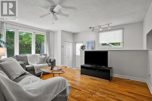 45 Larkspur Drive, Ottawa, ON - Indoor Photo Showing Living Room