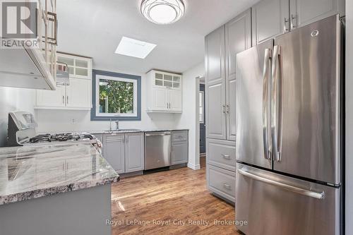 9 Bush Lane, Puslinch, ON - Indoor Photo Showing Kitchen With Stainless Steel Kitchen With Upgraded Kitchen