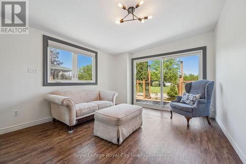 9 Bush Lane, Puslinch, ON - Indoor Photo Showing Living Room