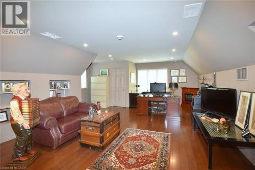 712 Robson Road, Waterdown, ON - Indoor Photo Showing Living Room