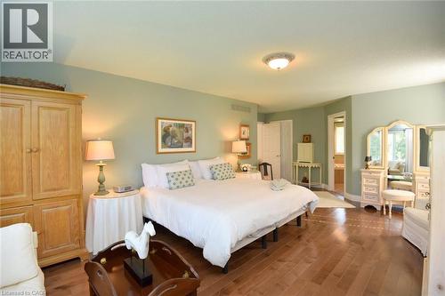 712 Robson Road, Waterdown, ON - Indoor Photo Showing Bedroom