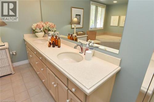 712 Robson Road, Waterdown, ON - Indoor Photo Showing Bathroom