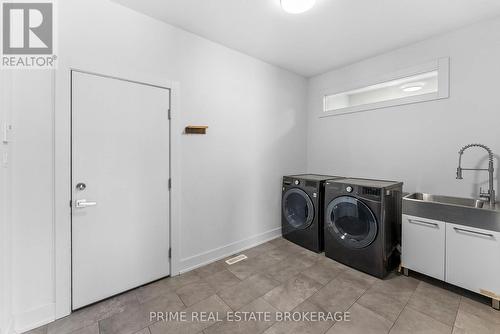 115 South Carriage Road, London North (North I), ON - Indoor Photo Showing Laundry Room