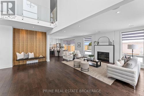 115 South Carriage Road, London North (North I), ON - Indoor Photo Showing Living Room With Fireplace